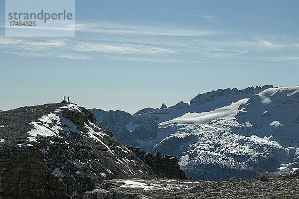 Aussicht vom Saß Pordoi  2925 m  auf Marmolata  Marmolada  3343 m  Sella-Gruppe  Dolomiten  Italien  Europa