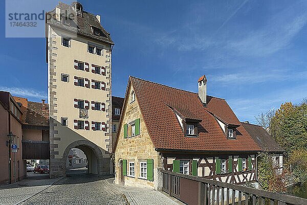 Historisches Wassertor mit Stadtwappen  Mitte des 15. Jhd.  rechts das ehemalige Pflasterzollhaus von 1690  Hersbruck  Mittelfranken  Bayern  Deutschland  Europa