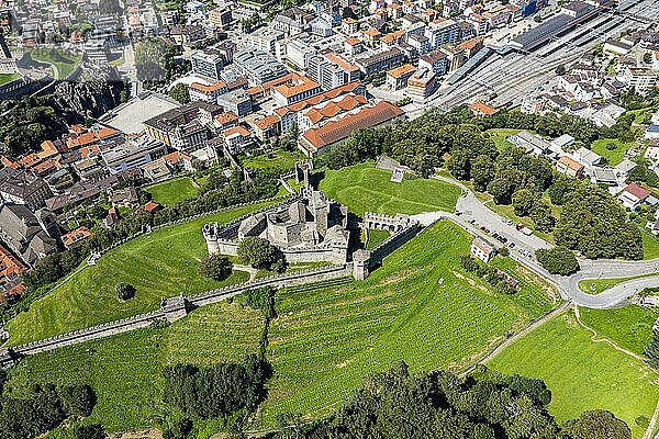 Luftaufnahme des Schlosses Montebello  Unesco-Stätte Drei Schlösser von Bellinzona  Tessin  Schweiz  Europa