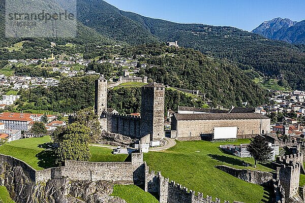 Luftaufnahme der Castlegrande  Unesco-Stätte drei Schlösser von Bellinzona  Tessin  Schweiz  Europa