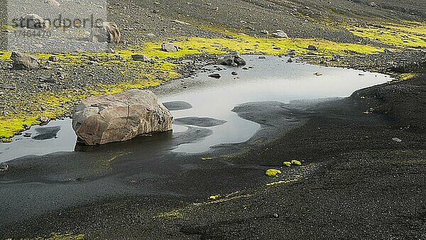 Vulkanlandschaft Island  moosbewachsen  Island  Europa