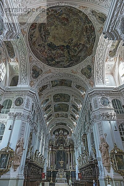 Barocker Kirchenraum mit Altar und Chorgestühl  Stiftsbasilika  Kloster Waldsassen  Waldsassen  Oberpfalz  Deutschland  Europa