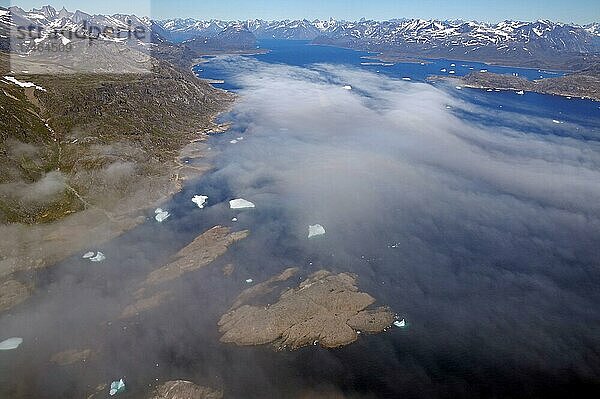 Wolken  Eisberge  karge Inseln und schneebedeckte Berge  Luftaufnahme  Nanortalik  Nordamerika  Grönland  Dänemark  Nordamerika