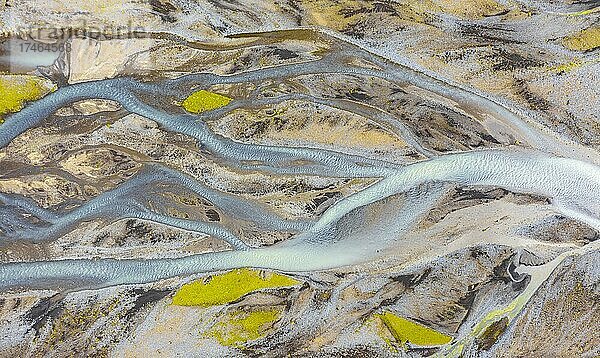 Blaue Flussarme fließen durch Lavasand  mäandernder Fluss von oben  Fluss Affrétisá  isländisches Hochland  Luftaufnahme  Þakgil  Island  Europa