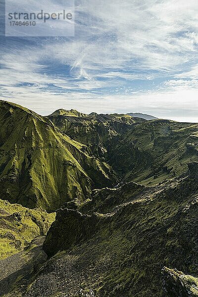 Wanderung von Þakgil zum Mýrdalsjökull  moosbewachsene Berge  Tufffelsen  Island  Europa