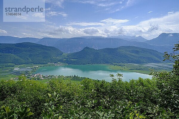 Aussicht auf den Kalterer See  von der Kirchenruine St. Peter  Altenburg  Rastenbachklamm bei Kaltern  Etschtal  Südtirol  Italien  Europa