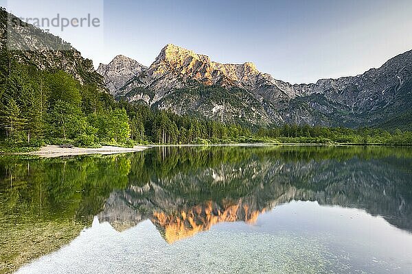 Almsee mit Spiegelung  Totes Gebirge  Grünau  Almtal  Salzkammergut  Oberösterreich  Österreich  Europa