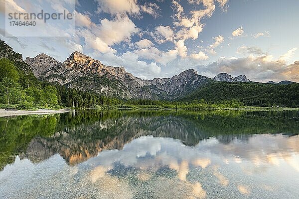 Almsee mit Spiegelung  Totes Gebirge  Grünau  Almtal  Salzkammergut  Oberösterreich  Österreich  Europa