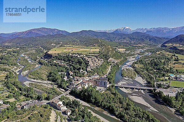 Drohnenaufnahme  Luftbild der Neustadt von Ainsa und die Flüsse Rio Cinca und Ara  dahinter die historische Altstadt von Ainsa und die Berge der Pyrenäen  Aínsa  Provinz Huesca  Spanien  Europa