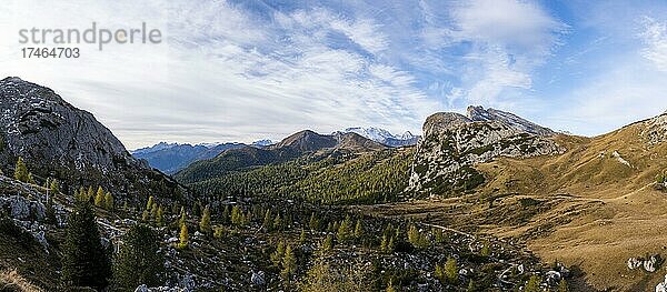 Panoramablick vom Passo Valparola auf Gletscher Marmolada  Ghiacciaio della Marmolada  Marmolata  Dolomiten  Trentino  Südtirol  Italien  Europa