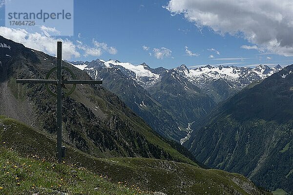 Blick auf Stubaier Gletscher  Glücksgrat  Stubaier Alpen  Stubaital  Tirol  Österreich  Europa