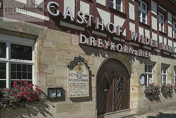 Eingangstor zum historischen Gasthaus Wilder Mann seit 1414  Lauf an der Pegnitz  Mittelfranken  Bayern  Deutschland  Europa