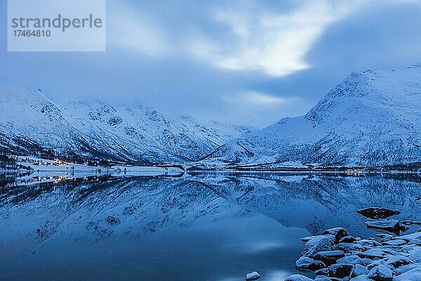 Winter Panorama  Wasserspiegelung mit Berg in der nahe von Svolvaer  Austvågøy  Lofoten  Norwegen  Europa