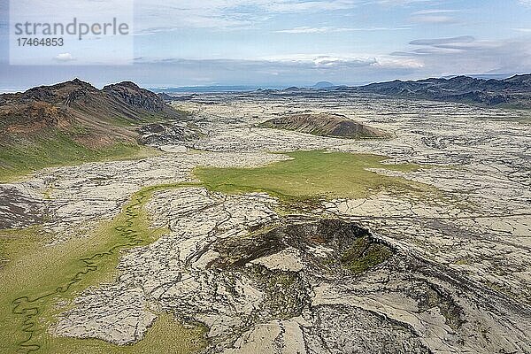 Vulkankrater  mit Moos bewachsene Landschaft  isländisches Hochland  Luftaufnahme  Reykjanes Halbinsel  Island  Europa