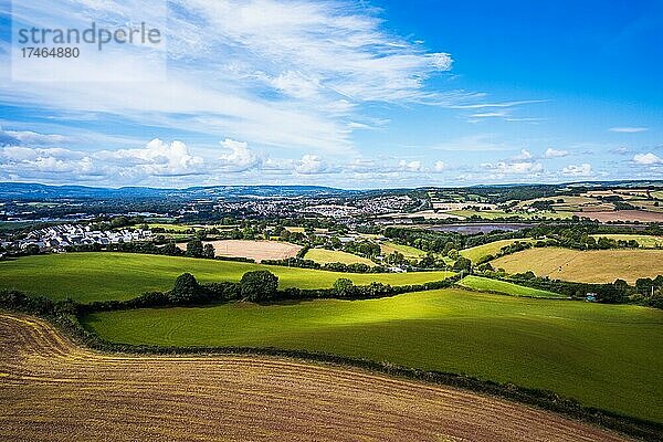 Drohnenfotografie  Felder und Wiesen über dem Fluss Teign  Devon  England  Großbritannien  Europa