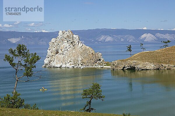 Schamanenfels im Baikalsee  Chuschir  Insel Olchon  hinten die Primorsky Berge  Pribaikalsky Nationalpark  Provinz Irkutsk  Sibirien  Russland  Europa