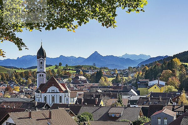 Blick auf Nesselwang mit St. Andreas  katholische Pfarrkirche  rechts das Zugspitzmassiv  links daneben der Säuling  Bayern  Deutschland  Europa