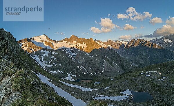 Sonnenaufgang in den Stubaier Alpen  Stubaital  Tirol  Österreich  Europa