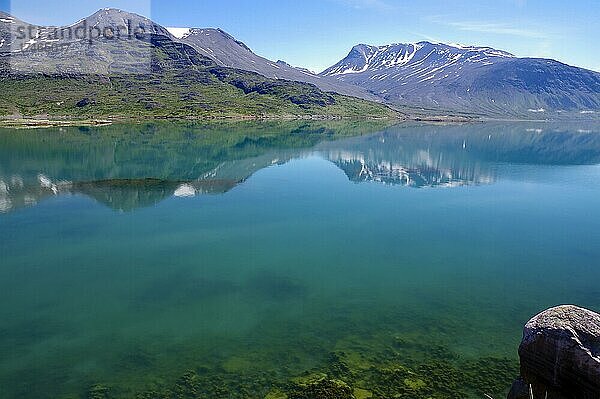 Berge spiegeln sich in einem Fjord  karge Berglandschaft  durchsichtig klares Wasser  Igaliku  Nordamerika  Grönland  Dänemark  Nordamerika