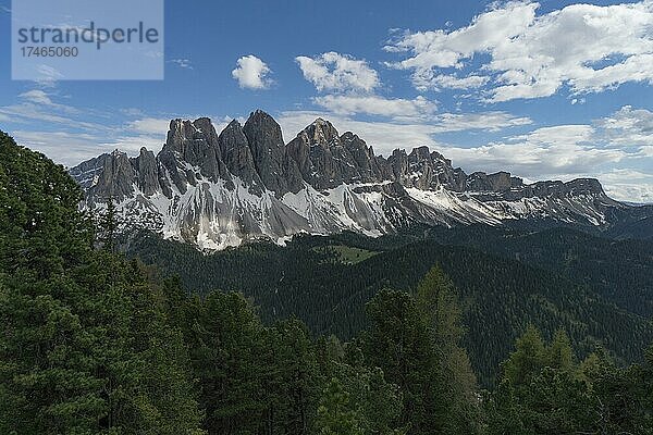 Blick auf die Geisler Spitzen  Geislergruppe  Vilnöß Tal  Südtirol  Italien  Europa