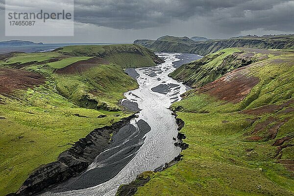 Fluss mit aufgefächerten Flussarmen durch schwarzen Lavasand  mit Moos bewachsene Hügellandschaft  isländisches Hochland  Panorama  Luftaufnahme  Fluss Múlakvísl  Þakgil  Island  Europa