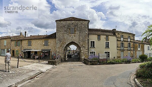 Zufahrt und Stadttor der historischen Altstadt von Monpazier  Département Dordogne  Nouvelle-Aquitaine  Frankreich  Europa