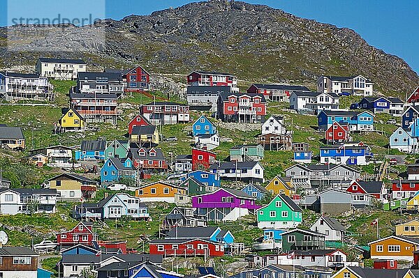 Bunte Häuser aus Holz an einem Berghang  Stadt  Qaqortoq  Arktis  Südgrönland  Grönland  Dänemark  Nordamerika