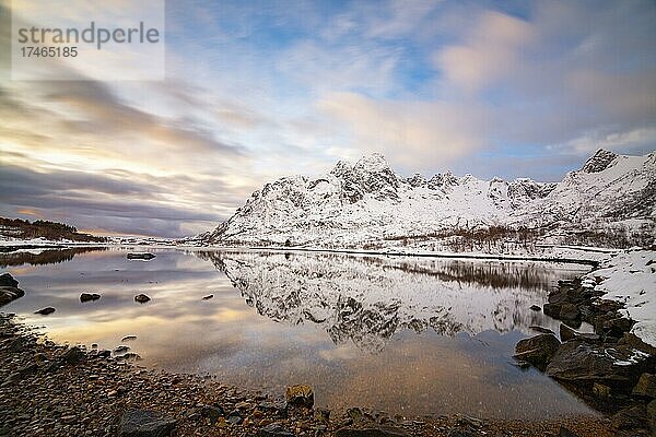Winter Panorama  Wasserspiegelung mit Berg in der nahe von Hopen  Svolvaer  Austvågøy  Lofoten  Norwegen  Europa