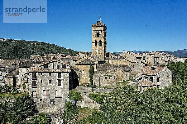 Drohnenaufnahme  Luftbild der historischen Altstadt von Ainsa mit der Pfarrkirche Santa María im Vordergrund  Aínsa  Provinz Huesca  Spanien  Europa