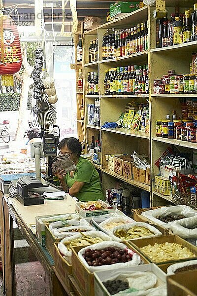 Kleines Geschäft mit Flaschen und Konserven im Regal  Shanghai  China  Asien