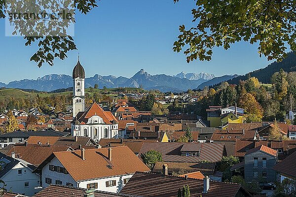 Blick auf Nesselwang mit St. Andreas  katholische Pfarrkirche  rechts das Zugspitzmassiv  links daneben der Säuling  Bayern  Deutschland  Europa