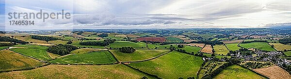 Panorama der Felder und Wiesen über einem englischen Dorf aus einer Drohne  Pomeroy Village  Devon  England  Großbritannien  Europa