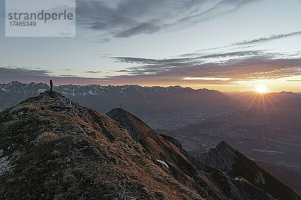 Sonnenaufgang auf der Nockspitze  Saile  Inntal  Nordkette  Stubaier Alpen  Stubaital  Tirol  Österreich  Europa