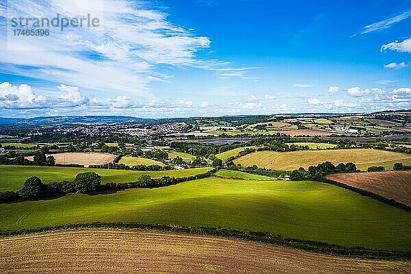 Drohnenfotografie  Felder und Wiesen über dem Fluss Teign  Devon  England  Großbritannien  Europa