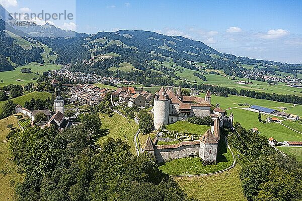 Luftaufnahme des Schlosses Gruyere  Freiburg  Schweiz  Europa