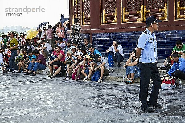 Himmelsaltar mit Touristen und Polizist  Peking  China  Asien