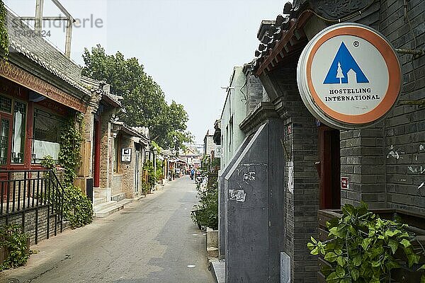 Hosteling International Schild an Straße im Jianchang Hutong  Peking  China  Asien