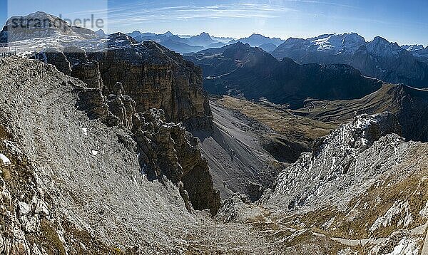 Aussicht vom Saß Pordoi  2925 m  Dolomiten  Südtirol  Italien  Europa
