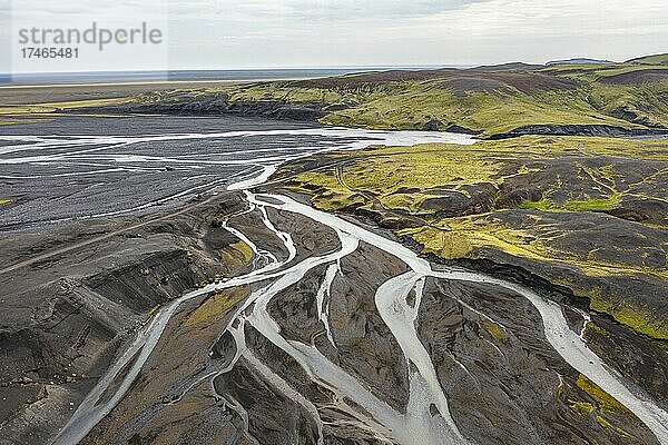 Fluss mit aufgefächerten Flussarmen durch schwarzen Lavasand  mit Moos bewachsene Hügellandschaft  isländisches Hochland  Panorama  Luftaufnahme  Fluss Múlakvísl und Affrétisá  Þakgil  Island  Europa