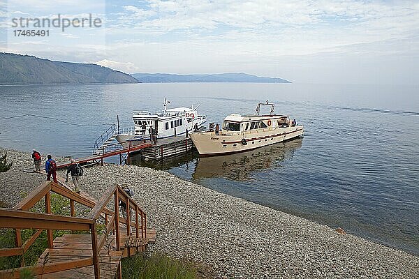 Boote am Baikalsee  Provinz Irkutsk  Sibirien  Russland  Europa