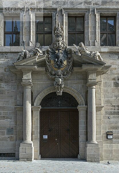 Hauptportal mit dem Kaiserlichen Wappen  Westfassade vom Alten Rathaus  Nürnberg  Mittelfranken  Bayern  Deutschland  Europa