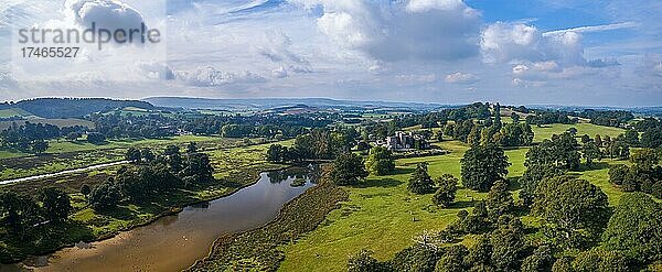 Powderham Castle und Powderham Park aus einer Drohne  Powderham  Exeter  Devon  England  Großbritannien  Europa