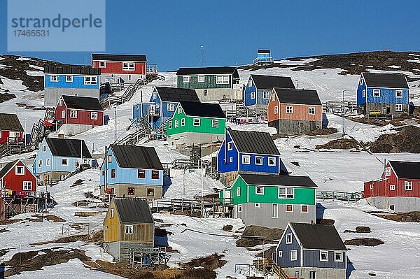 Bunte  kleine Holzhäuser  Winterlandschaft  Arktis  Kaangamuit  Grönland  Dänemark  Nordamerika