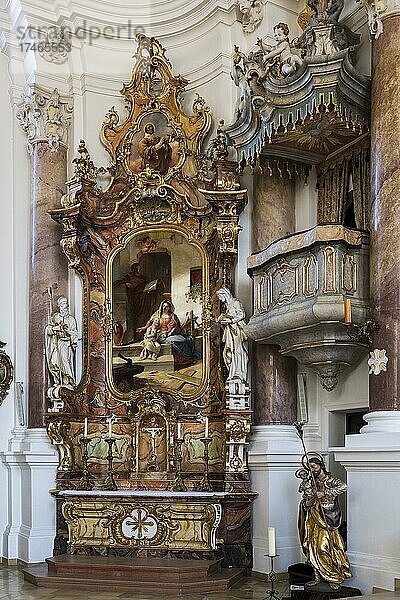 Seitenaltar und Kanzel  St. Andreas  katholische Pfarrkirche  Nesselwang  Allgäu  Bayern  Deutschland  Europa