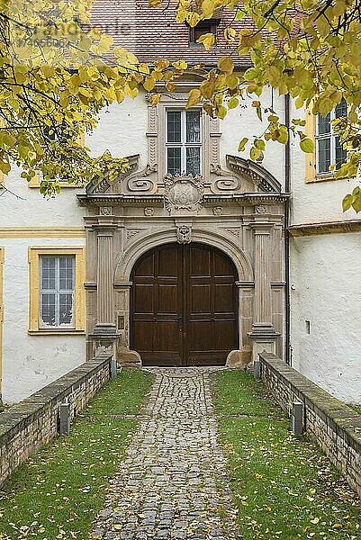 Eingangsportal mit Wappen vom ehemaligen Wasserschloss Schloss Wonfurt  16. Jhd.  Wonfurt  Unterfranken  Bayern  Deutschland  Europa