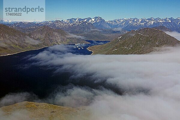 Schroffe  karge Berge  Wolken und Fjord von oben  Luftaufnahme  Nanortalik  Grönland  Dänemark  Nordamerika