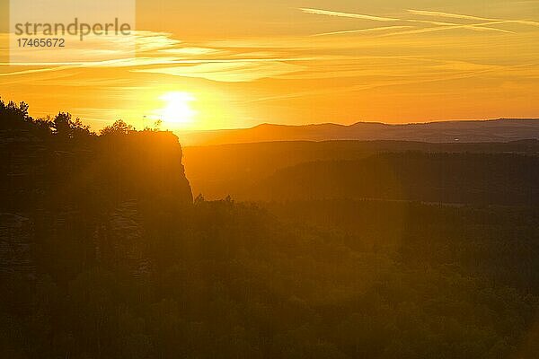 Sonnenuntergang über dem Gohrisch vom Papststein aus gesehen  Sächsische Schweiz  Elbsandsteingebirge  Sachsen  Deutschland  Europa