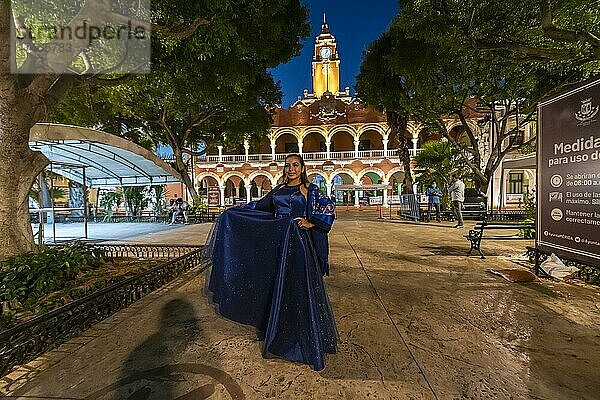 Schön gekleidetes Mädchen posiert vor dem Olimpo-Kulturzentrum Merida  Yucatan  Mexiko  Mittelamerika