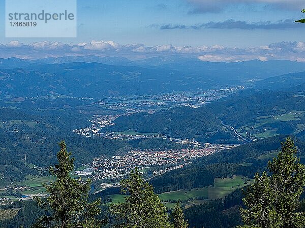 Ausblick vom Gipfel der Mugel auf die Städte Bruck/Mur  Kapfenberg und auf das Mürztal  Mugel  Steiermark  Österreich  Europa