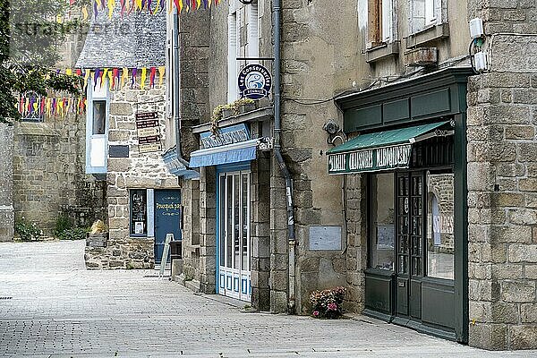 Blick in eine Menschenleere Gasse mit geschlossenen Geschäften in der historischen Altstadt von Guérande  Département Loire-Atlantique  Bretagne  Frankreich  Europa